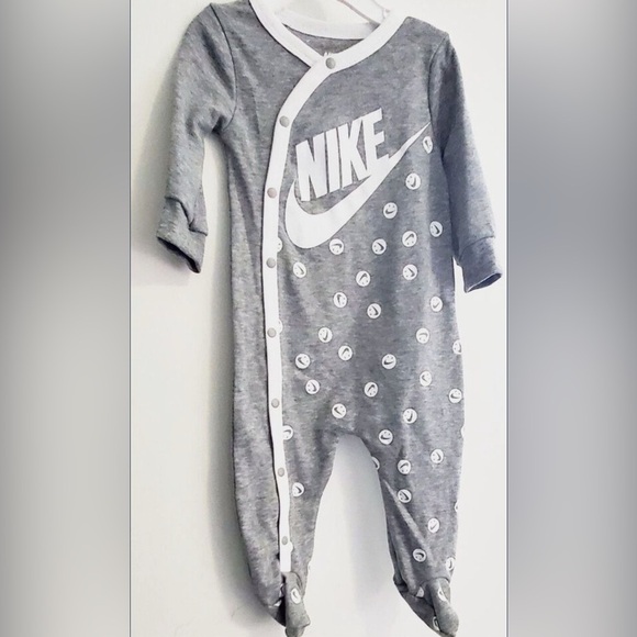 NIKE Gray and White Smile faces unisex footsie Newborn Baby - Picture 2 of 3